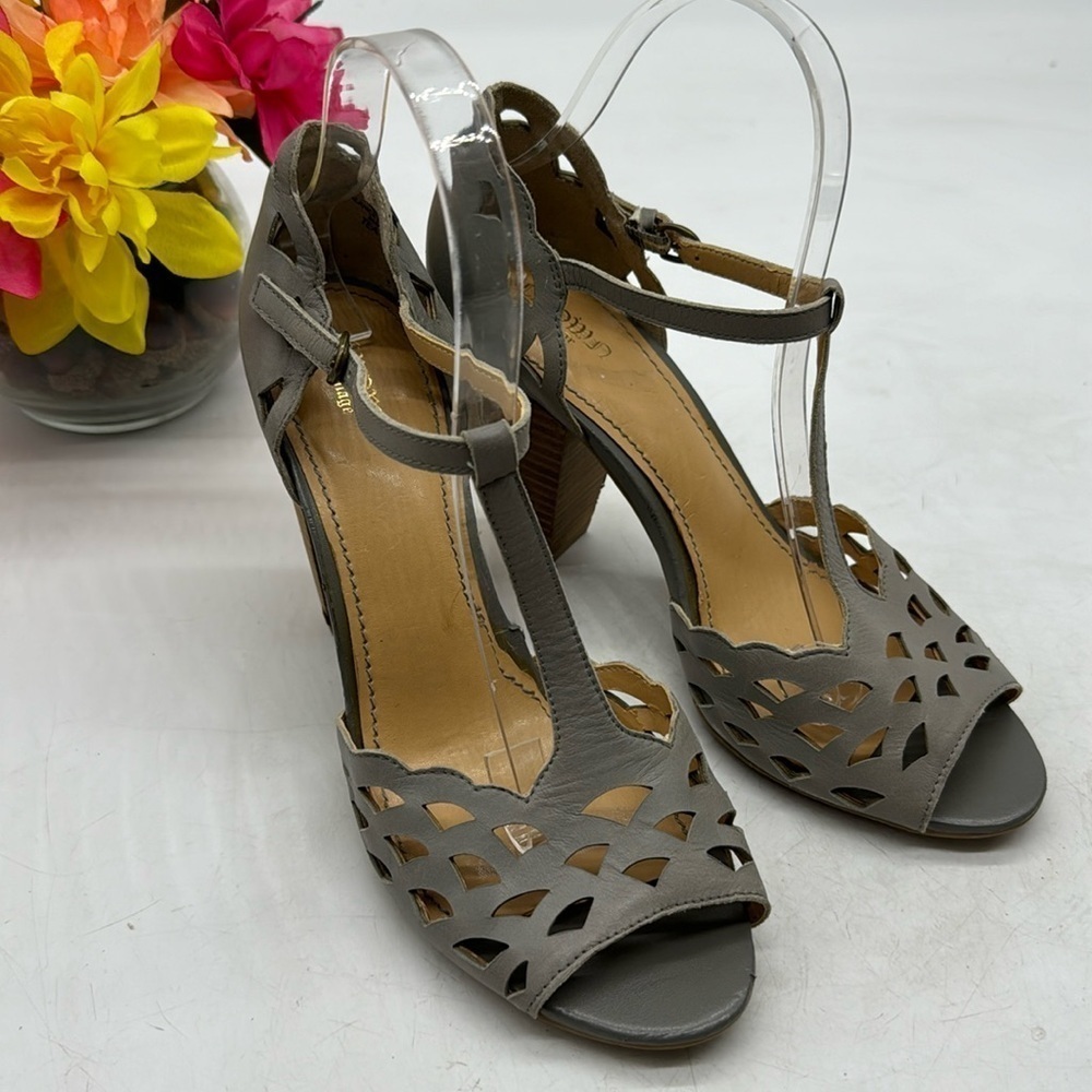 Crown Vintage Tea Cup Gray Cut Out Leather Gray Leather Sandals Size 9 MCH4979B